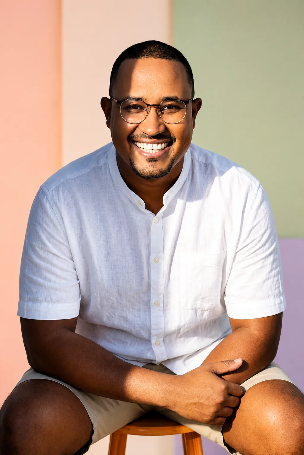 Osmar, especialista tributário e sócio da INNOVU'S, sorrindo de camisa branca